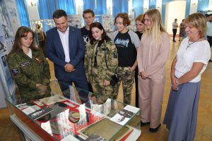 Астраханцы на выставке, посвященой героической боевой работе летчиков и зенитчиков Сталинградского корпусного района ПВО